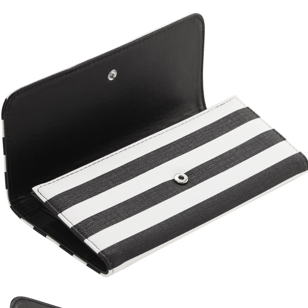 Black and white Kut from the Kloth slim wallet